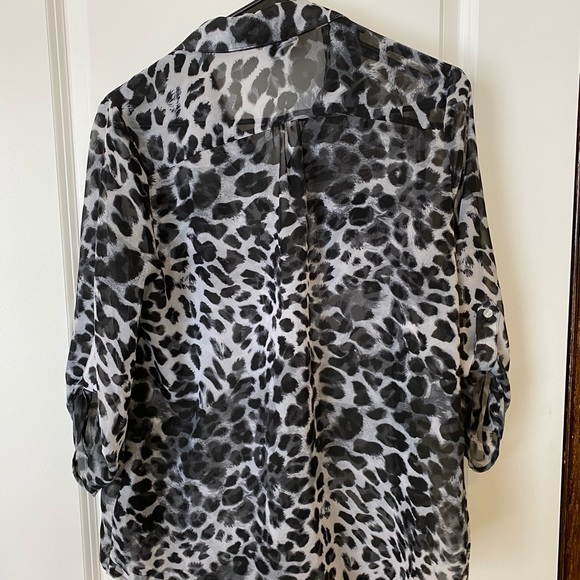 Forever 21 button down blouse Size M - Picture 3 of 3